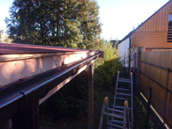 Pultová střecha byla upravena do sklonu,  v zadní části  instalován  okapový set v hnědé barvě