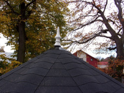 Konečná podoba střechy altánu zakončené bílou špičkou