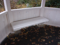 Do zahradního altánu jsme vyrobili a nainstalovali tři bílé lavičky které byly pevně kotveny na konstrukcí altánu