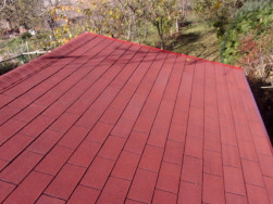 Asfaltový šindel v červené barvě tvořil finální vrstvu střechy