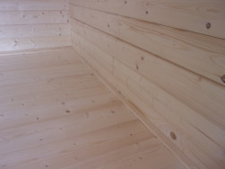 Podlahu uvnitř chaty tvořily palubky  ze smrkového dřeva o síle 28 mm
