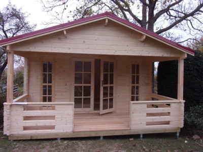 Montáž dřevěné chaty na nosný rošt a pozinkované vruty