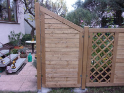 Zkosená plná dělící stěna o délce 135 cm na kterou byly navázány dělící  zástěny s mříží