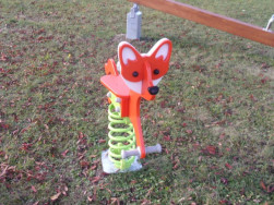 Pružinová houpadla v podobě lišky nebo psa jsme instalovali na veřejné dětské hřiště