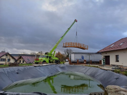 Na přemístění dřevěného můstku z kamionu na místo jsme museli zajistit jeřáb s dlouhým ramenem