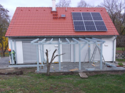 Dřevěná pergola lemovala betonovou zahradní terasu