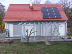 Dřevěná pergola lemovala betonovou zahradní terasu