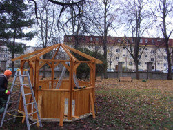 Po sestavení sedmi obvodových stěn altánu přišla na řadu  konstrukce střechy