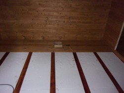 Zateplená podlaha překryta smrkovou palubkou, obvod místností jsme začistili dřevěnou liuštou