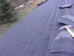 Zateplená střechy byla zakončena asfaltovým šindelem v černém odstínu