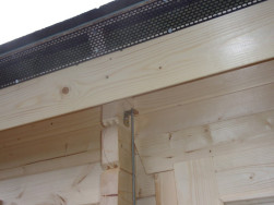 Detail zavětrovacího setu a ochranného  větracího pásu instalovaného na spodní hraně střechy