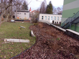 Betonové plotové sloupky jsme odvezli na sběrný dvůr, dřevo starého plotu jsme likvidovali v naší firmě
