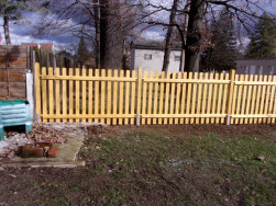 Celkem jsme pro oplocení zahrady vyrobili a  instalovali 15 plotových polí