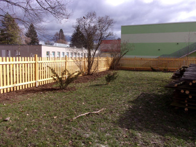 Výroba nového dřevěného plotu z plotových planěk