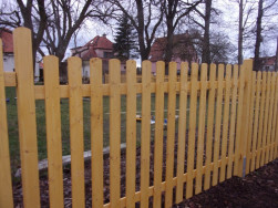 Plotové sloupky stejně jako plotové plaňky  byly v horní části zakončeny obloukem