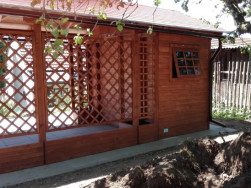 Zahradní domek na nářadí jsme doplnili o výklopné okno se skleněnou výplní vyztuženou dřevěnými laťkami