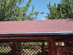 Na pokrytí střechy celé dřevostavby jsme použili červený šindel a střechu zakončili okapovým setem