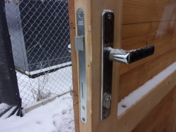 K novému vzhledu domku jsme museli vyrobit i nové dřevěné dveře s novým kováním