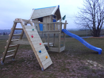 Dětské hřiště sestavené z několika herních prvků 