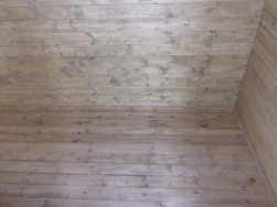 Chatu Kris jsme doplili o dřevěnou podlahu povrchově ošetřenou v odstínu dub jako celou chatu