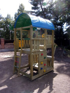 Dětská herní věž Fram se vyznačuje oblou plátěnou střížkou