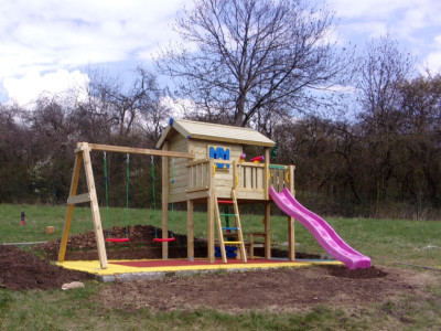 Dětský vyvýšený domek s terasou montovaný na upraveném svahu