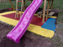 Dětskou herní věž jsme doplnili fialovou skluzavkou kterou lze připojit na vodu