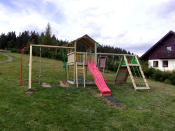 Dětské hřiště jsme vyrobili z impregnovaného  smrkového dřeva