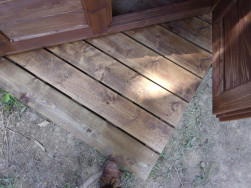 Dřevěnou podlahu jsme vyrobili z 19 mm silných smrkových prken