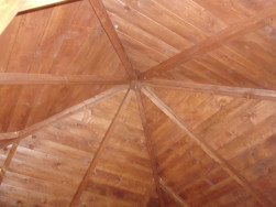 Detail dřevěného střešního záklopu