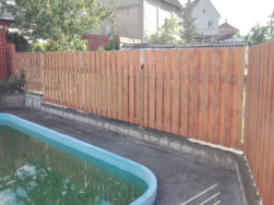 Když se plotové plaňky našroubují z obou stran plotového rýgle, je dřevěný plot téměř neprůhledný