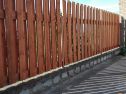 Na výrobu dřevěného plotu jsme použili plotové plaňka a plotové rýgle ze smrkového dřeva