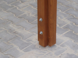 Pergolové stojky z KVH hranolů jsme ještě posílili dřevěnou latí 4 x 7 cm