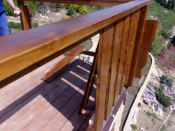 Dřevěné madlo zakončí horní část balkonového zábradlí