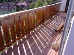 Na příčné dřevěné latě jsme našroubovali ozdobná balkonová prkna