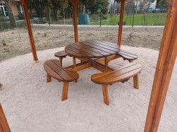 Barva stolu s lavicemi se nepatrně barevně lišila od povrchové úpravy dřeva altánu