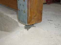 Dřevěný hranol jsme kotvili do betonu na kovovou patku