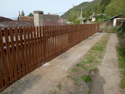 Montáž nového plaňkového plotu na původní kovové sloupky