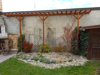 Dřevěná pergola Linda kotvená na opěrnou zeď