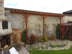 Dřevěná pergola byla vyrobena ze smrkových hranolů