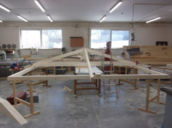 Stavba střešního krovu čtyřbokého altánu v naší truhlárně