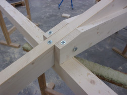 Detail spojení a sešroubování jednotlivých částí střešní konstrukce