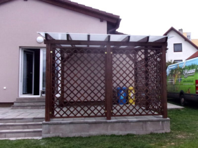  Zastřešená zahradní pergola doplněná mřížemi Zuzana