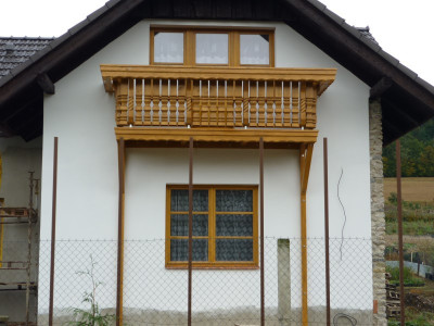 Balkonové zábradlí sestavené z dřevěných bavorských sloupků