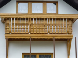 Mezi dvěmi balkonovými podpěrami je vždy šest bavorských sloupků s  ozdobným frézováním