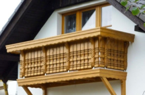 Dřevěné balkonové prvky zábradlí jsme ošetřili lazurou medové barvy