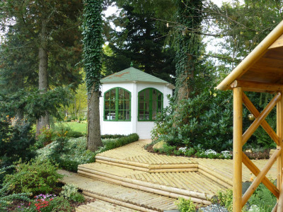 Montáž uzavřeného zahradního altánu v meditační zahradě