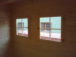 Zasklení oken i dveří je vyztuženo dřevěnými latěmi