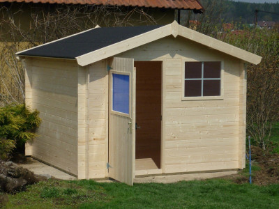 Dřevěný domek bez povrchové úpravy pro sportovní náčiní
