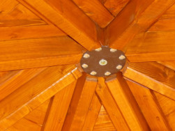 Detail masivní dřevěné konstrukce  střechy altánu.
